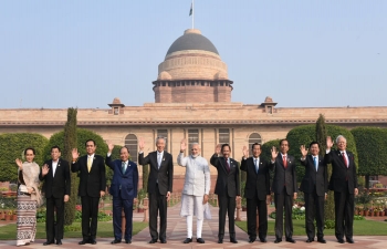 Prime Minister Shri Narendra Modi in a group photograph with ASEAN Heads of State/Governments at Rashtrapati Bhawan in New Delhi on 25 January 2018.